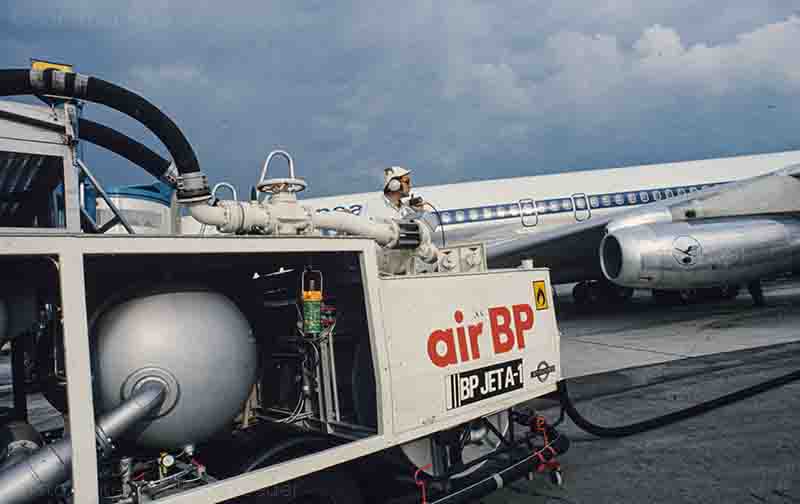 Historische Fotografie von Peter Bock-Schroeder: Betankung eines Passagierflugzeugs durch einen Air BP Jet-A1 Tankwagen auf einem Rollfeld; ein Techniker überwacht den Vorgang.